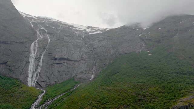 360&deg; Panorama pan shot &uuml;ber einem Norwegischen tal beim Briksdalsbreen Gletscher. Regnerisches Wetter mit Nebel und Wolken. RAW unbearbeitet