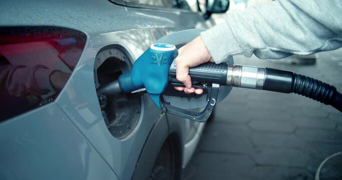 Auto wird getankt an einer Tankstelle