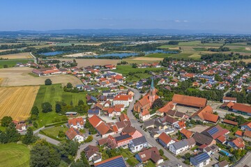 Fototapeta premium Blick auf die Gäuboden-Landschaft an der Donau rund um die Gemeinde Atting in der Region Donau-Wald