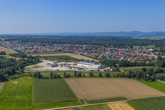 Blick auf die G&auml;uboden-Landschaft an der Donau rund um die Gemeinde Atting in der Region Donau-Wald