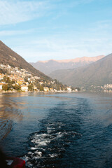 Obraz premium Como Lake with distant mountains and water wake