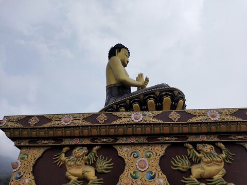 This image shows the 130-foot statue of Gautama Buddha located in the Buddha Park of Ravangla, also known as Tathagata Tsal, in South Sikkim, India. 