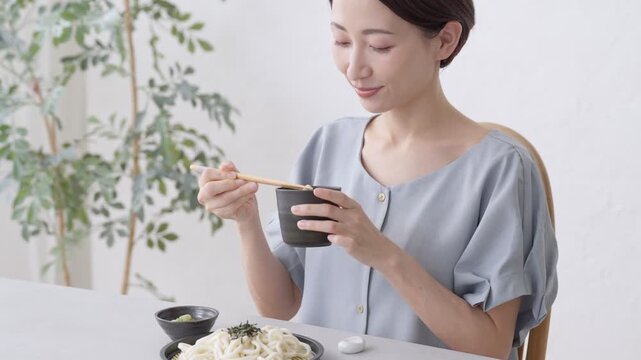 ざるうどんを食べる女性