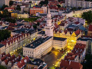Panorama nocna Rynku w Opolu z wieżą ratuszową. Zabytkowa architektura starego miasta, oświetlone kamienice i ratusz wzorowany na florenckim Palazzo Vecchio o zmierzchu. Widok z lotu ptaka. © Henryk Niestrój