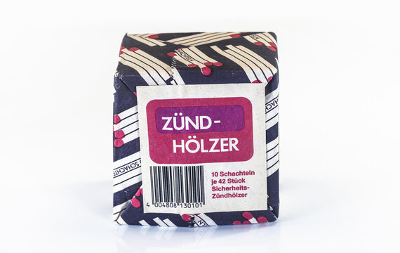Traditional vintage Package of Matches - ZUENDHOELZER in german Language