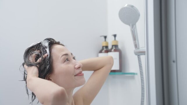 お風呂でシャンプーする女性（浴室・シャワー・入浴）