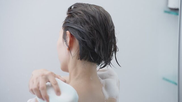 お風呂で体を洗う女性（浴室・シャワー・入浴）