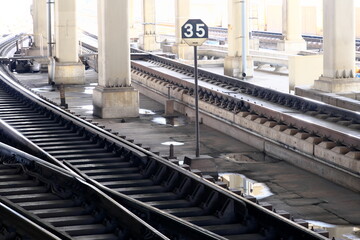 Obraz premium 未来へ続く線路と可能性や成長を象徴する日本の鉄道風景