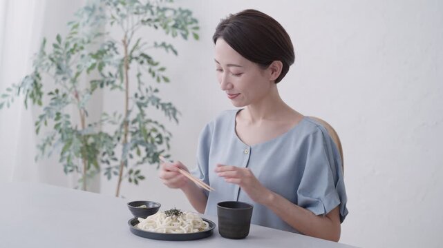 ざるうどんを食べる女性