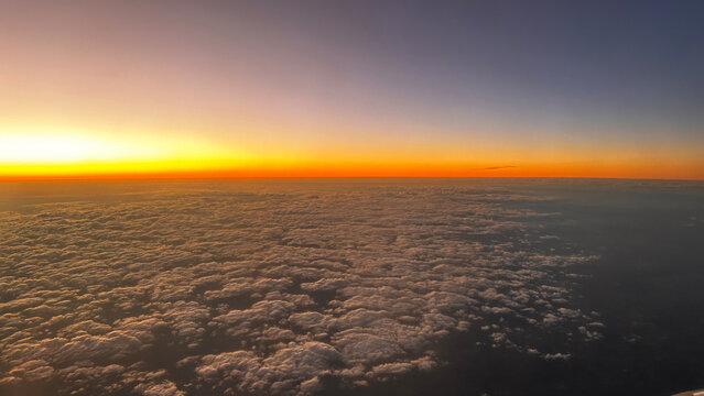 P&ocirc;r do sol da janela do avi&atilde;o no estado de Minas Gerais, Brasil
