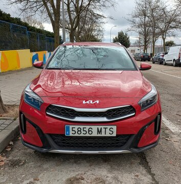 Vista frontal de un autom&oacute;vil Kia XCeed aparcado en una calle de Madrid, Espa&ntilde;a, 8 de marzo de 2026