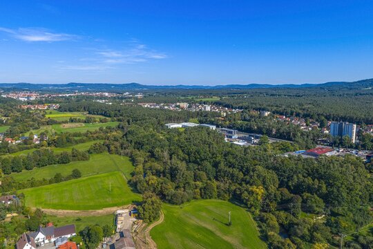 Ausblick auf das Tal der Pegnitz um R&uuml;ckersdorf und R&ouml;thenbach &ouml;stlich von N&uuml;rnberg im Sp&auml;tsommer