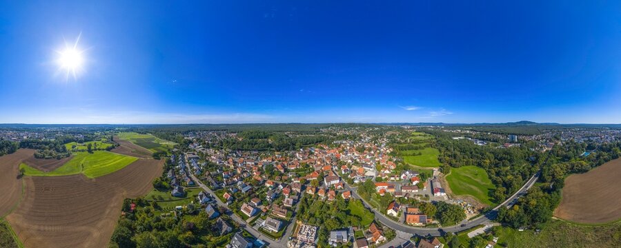 Ausblick auf das Tal der Pegnitz um R&uuml;ckersdorf und R&ouml;thenbach &ouml;stlich von N&uuml;rnberg im Sp&auml;tsommer