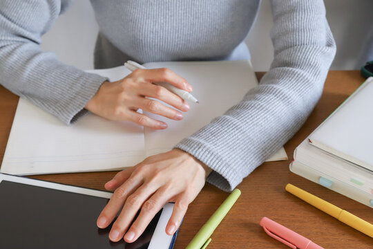 タブレットで勉強する女性の手元