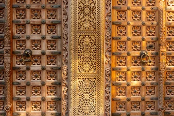 Kunstvoll geschnitzte Holztür mit den typisch indischen Blumenmuster in Rajasthan © JoergSteber