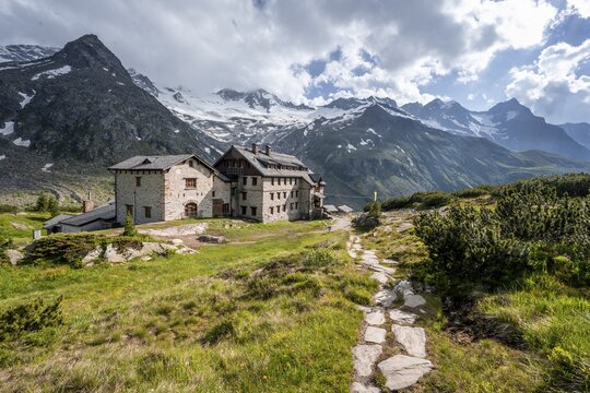 Berlin hut on the Berliner H&ouml;henweg, Steinmandl mountain peak, Waxeggkees and Hornkees glaciers, Zillertal Alps, Zillertal, Tyrol, Austria