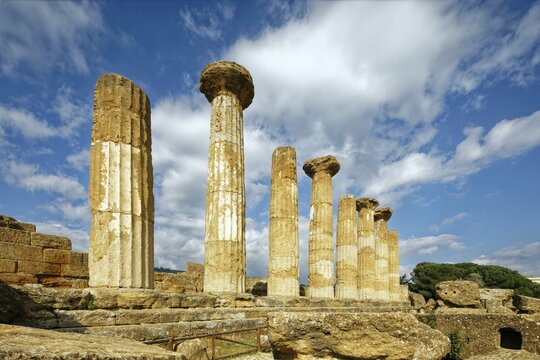 Temple of Hercules, also Temple of Heracles, ancient Greek temple of Doric order with originally 38 columns, around 500 BC, Valley of the Temples, Valle dei Templi, UNESCO World Heritage Site, near Agrigento, Sicily, Italy, Mediterranean