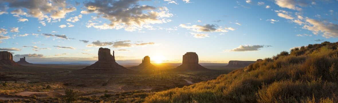 Sunrise, mesas West Mitten Butte, East Mitten Butte, Merrick Butte, Scenic Drive, Monument Valley, Monument Valley, Navajo Tribal Park, Navajo Nation, Arizona, Utah, USA
