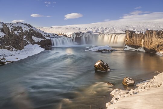 Waterfall G&oacute;&eth;afoss, Godafoss in winter with snow and ice, Skj&aacute;lfandaflj&oacute;t river, Nor&eth;urland vestra, Northern Iceland, Iceland