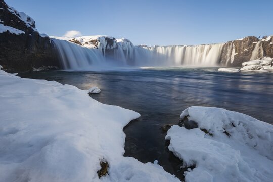 Waterfall G&oacute;&eth;afoss, Godafoss in winter with snow and ice, Skj&aacute;lfandaflj&oacute;t river, Nor&eth;urland vestra, Northern Iceland, Iceland