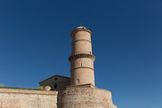 Vue sur la tour du fanal et des remparts du fort Saint-Jean &agrave; Marseille &agrave; l'entr&eacute;e du Vieux-Port, contre plong&eacute;e, grand ciel bleu &eacute;clatant