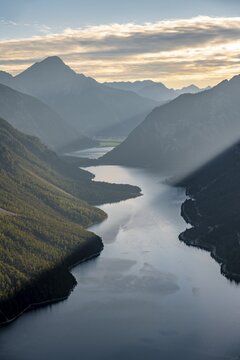 View from the summit of Sch&ouml;nj&ouml;chl, evening mood, sunbeams over Plansee and mountains, Ammergau Alps, Reutte, Tyrol, Austria