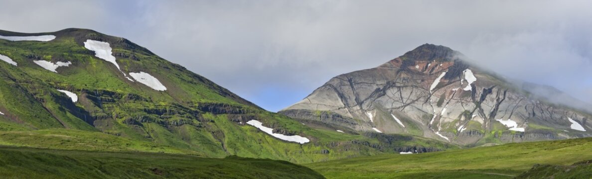 Hvitserkur mountain, consists of layers of ignimbrite from intrusions of basalt, F946, Bakkager&eth;i, Iceland, Europe