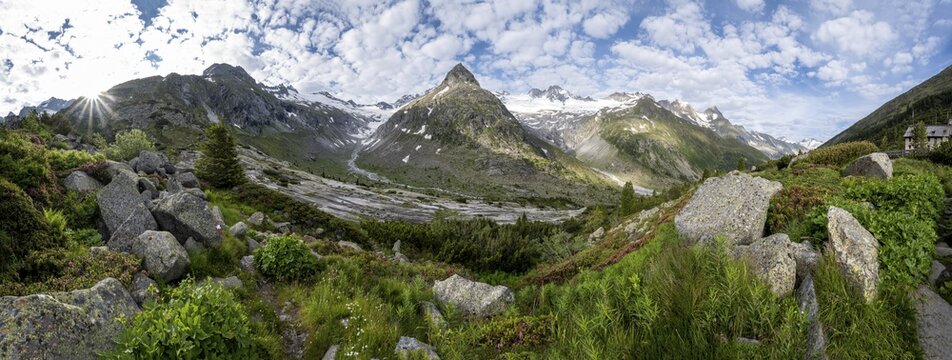 Mountains on the Berliner H&ouml;henweg, Steinmandl mountain peak in the middle, Gro&szlig;er M&ouml;seler on the right, Hornkees and Waxeggkees glaciers, Zillertal Alps, Zillertal, Tyrol, Austria