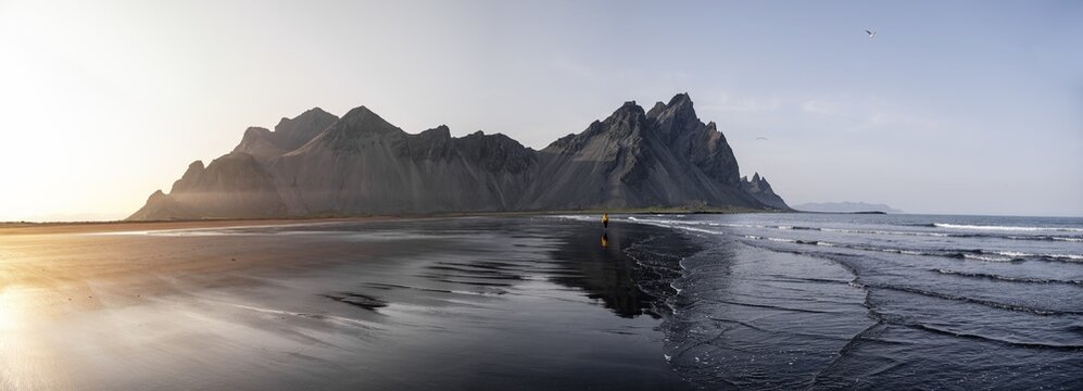 Black lava beach, sandy beach, mountains Klifatindur, Eystrahorn and Kambhorn, headland Stokksnes, mountain range Klifatindur, Austurland, East Iceland, Iceland