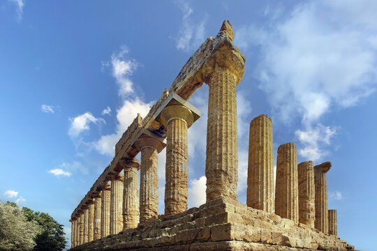 Doric Temple, Temple of Juno, also Temple of Hera Lacinia, 460 and 450 BC, originally had a peristasis or ring of 6 &times; 13 columns, four-tiered substructure, Valley of the Temples (Valle dei Templi) Unesco World Heritage Site near Agrigento, Sicily, Mediterranean Sea