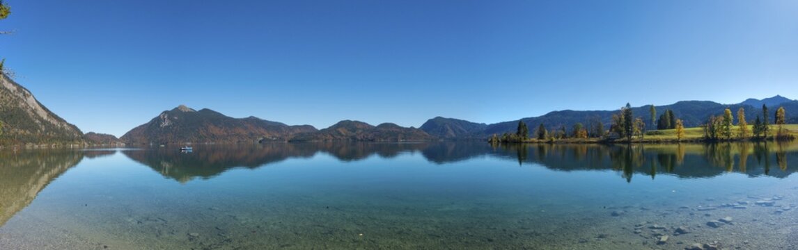 Panorama, view over the lake with Jochberg and the peninsula Zwergern in autumn, water reflection, Walchensee, Upper Bavaria, Bavaria, Germany