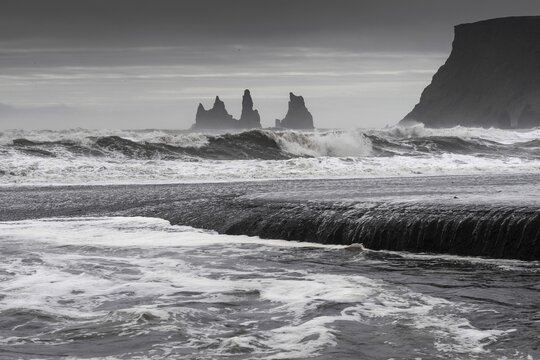 Storm with strong surf, rock needles, Reynisdrangar Skessudrangur, Landdrangur and Langsamur, V&iacute;k &iacute; M&yacute;rdal, Su&eth;urland, Sudurland, South Iceland, Iceland