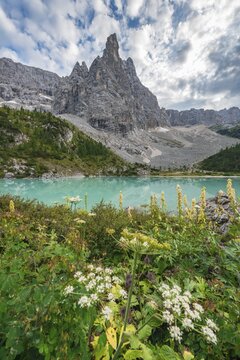 Turquoise-green Sorapis Lake, Lago di Sorapis and mountain top Dito di Dio, Dolomites, Belluno, Italy