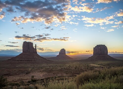 Sunrise, mesas West Mitten Butte, East Mitten Butte, Merrick Butte, Scenic Drive, Monument Valley, Monument Valley Navajo Tribal Park, Navajo Nation, Arizona, Utah, USA