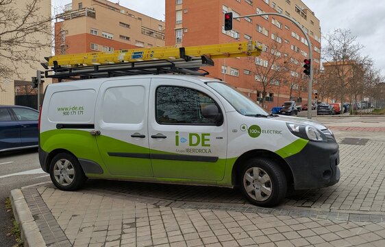 Furgoneta de trabajo Renault para servicios t&eacute;cnicos, con motor 100% el&eacute;ctrico y una escalera en el techo, del Grupo Iberdrola, aparcada en una calle de Madrid, Espa&ntilde;a, 10 de marzo de 2026