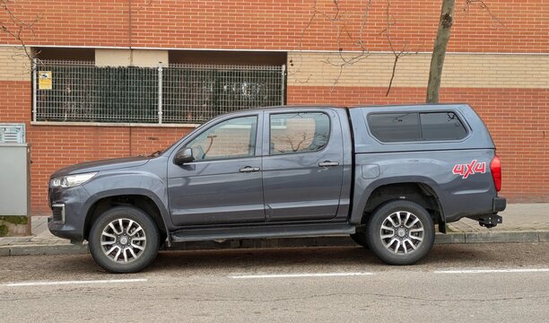 Vista lateral de un autom&oacute;vil Foton Tunland G7 aparcado en una calle de Madrid, Espa&ntilde;a, 10 de marzo de 2026