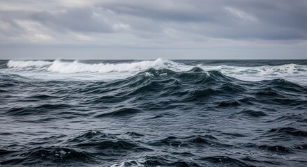 Obraz premium Powerful ocean waves crashing in deep blue sea under stormy sky