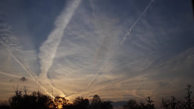 Chemtrails Kondensstreifen &uuml;ber dem &ouml;stlichen Ruhrgebiet - Timelapse / Zeitraffer