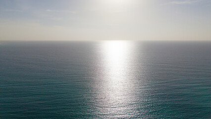 Naklejka premium Sunlight reflection on calm open ocean horizon