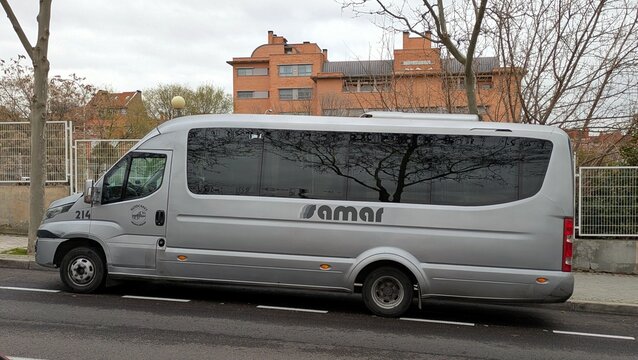 Vista lateral de un minibus de pasajeros del grupo Samar aparcada en una calle de Madrid, Espa&ntilde;a, 10 de marzo de 2026