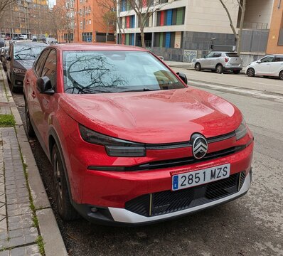 Vista frontal de un autom&oacute;vil Citro&euml;n C4 aparcado en una calle de Madrid, Espa&ntilde;a, 10 de marzo de 202