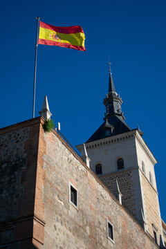 Torre del Alc&aacute;zar de Toledo con la bandera de Espa&ntilde;a ondeando
