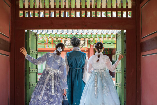 personnes en hanbok dans le palais de Changdeok, S&eacute;oul, Cor&eacute;e du Sud, Asie