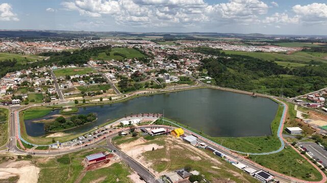 Vista a&eacute;rea do Lago Olarias na cidade de Ponta Grossa, Paran&aacute;, Brasil.