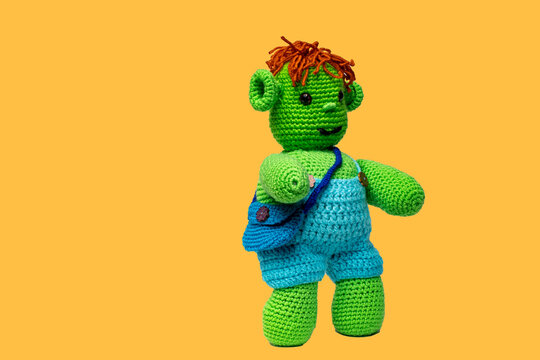 Ni&ntilde;o ogro de ganchillo con bandolera azul, mu&ntilde;ecos divertidos para ni&ntilde;os.
