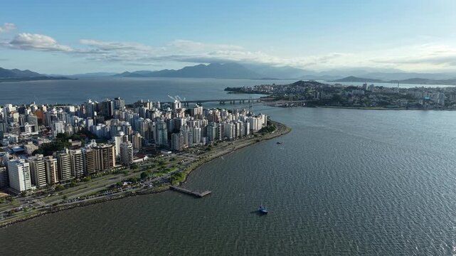 Vista A&eacute;rea da cidade de Florian&oacute;polis, Santa Catarina, Brasil. Beira Mar de Florian&oacute;polis.
