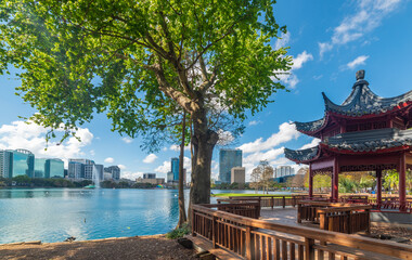 Obraz premium Traditional Chinese pagoda by the waterfront at Lake Eola Park