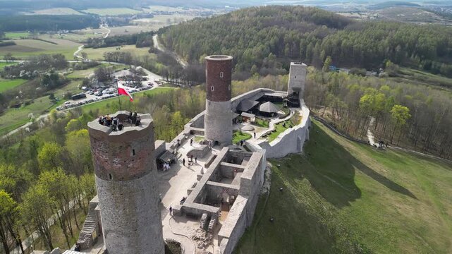 Chęciny - Kielce - Polska - Zamek Kr&oacute;lewski nagrany dronem. Kinowe ujęcia zamku na wzg&oacute;rzu wiosną, ujęcia zamkuj, las&oacute;w i G&oacute;r Świętokrzyskich