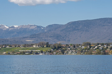 Fototapeta premium Port de Crans-près-Céligny sur le lac Léman avec train CFF et massif du Jura enneigé