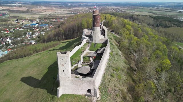Chęciny - Kielce - Polska - Zamek Kr&oacute;lewski nagrany dronem. Kinowe ujęcia zamku na wzg&oacute;rzu wiosną, ujęcia zamkuj, las&oacute;w i G&oacute;r Świętokrzyskich